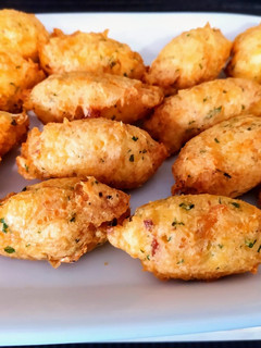 Una foto de Bollos de bacalao (bolinhos de bacalhau)