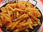 Una foto di pasta sugo parmigiano e