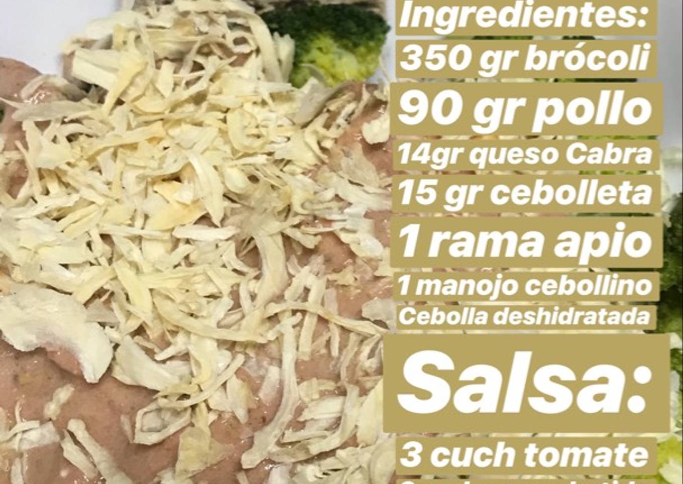 Ensalada de brócoli con pollo y cebolla deshidratada a la mostaza