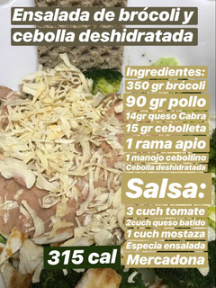 Una foto de Ensalada de brócoli con pollo y cebolla deshidratada a la mostaza