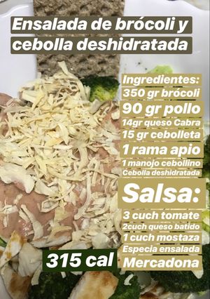 Foto principal de Ensalada de brócoli con pollo y cebolla deshidratada a la mostaza