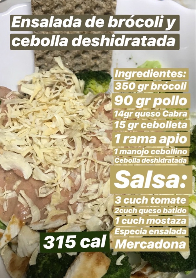 Una foto de Ensalada de brócoli con pollo y cebolla deshidratada a la mostaza