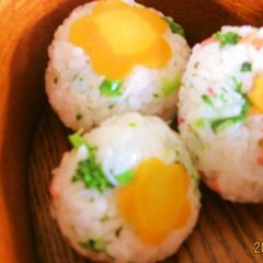 Kid-Friendly Decorative Rice Balls for Cherry Blossom Viewing A picture of Kid-Friendly Decorative Rice Balls for Cherry Blossom Viewing.