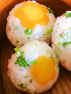 A picture of Kid-Friendly Decorative Rice Balls for Cherry Blossom Viewing.