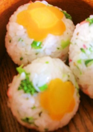 A picture of Kid-Friendly Decorative Rice Balls for Cherry Blossom Viewing.