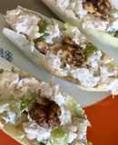 Κοτοσαλάτα της παρέας μέσα σε φύλλα σικορέ με σταφύλι και μαγιονέζα