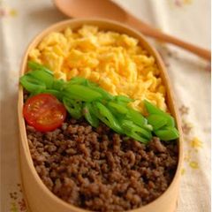 A picture of Three-Colour Soboro Bento.