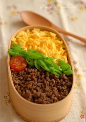 A picture of Three-Colour Soboro Bento.