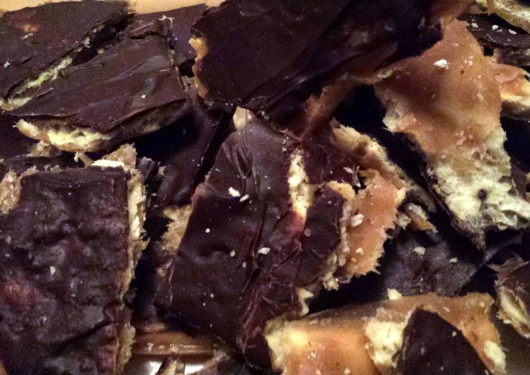 Easy Cheap Dinner Sweet and Saltine Bark