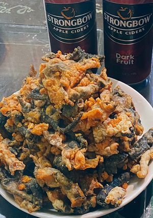 Hình của món Da ếch lắc trứng muối.