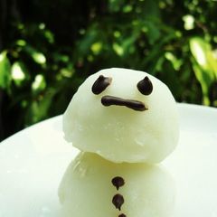 Snowman Shaped...White Chocolate Daifuku A picture of Snowman Shaped...White Chocolate Daifuku.