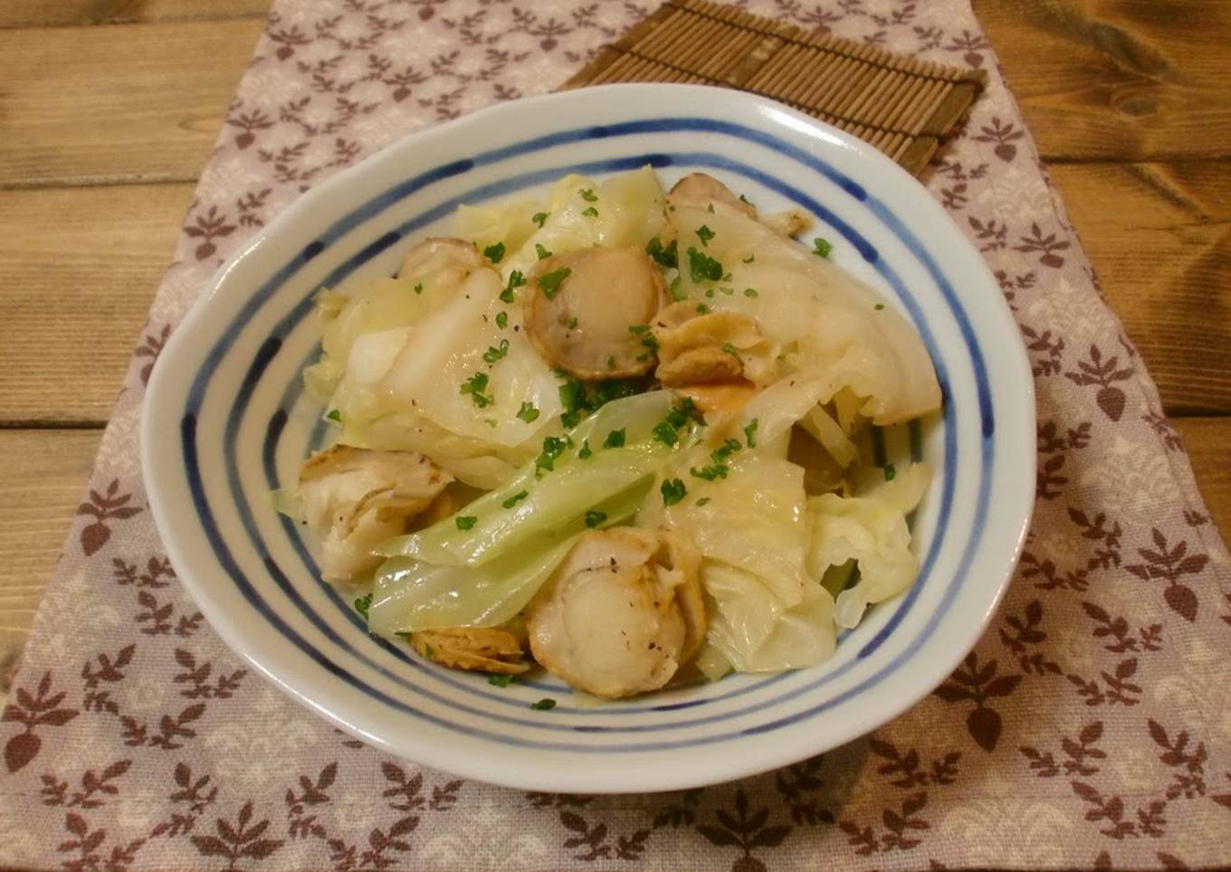 Cabbage and Baby Scallops Steamed With Olive Oil