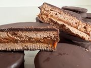 Una foto de alfajores chocolate