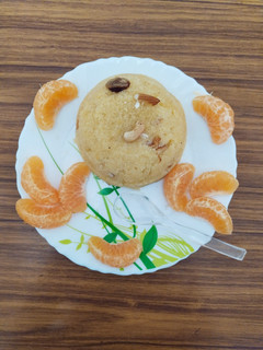 ऑरेंज सूजी हलवा(Orange suji halwa recipe in hindi) रेसिपी मुख्य फोटो