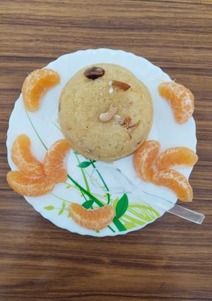 ऑरेंज सूजी हलवा(Orange suji halwa recipe in hindi) रेसिपी मुख्य फोटो