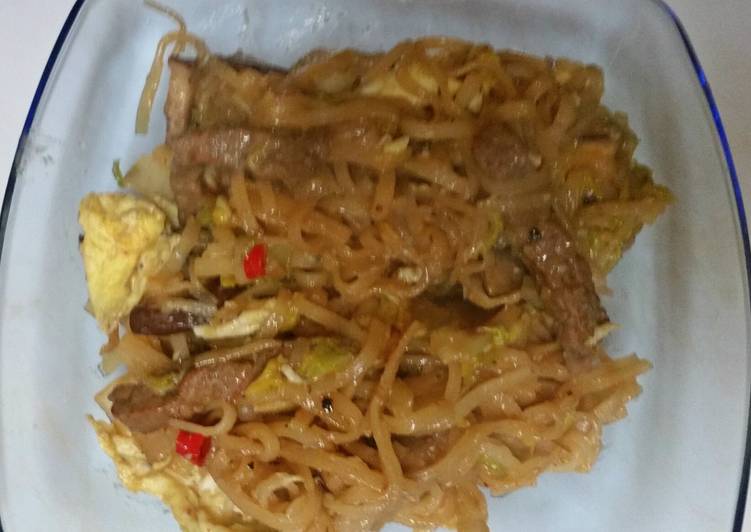 Believing These 10 Myths About Beef Fried Noodles (Thai style)