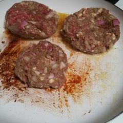 A picture of Elk burgers.