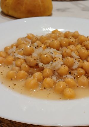 Una foto de Cocina de subsistencia: Garbanzos de bote con Arroz express