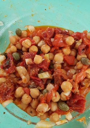 Una foto de Ensalada de garbanzos con tomates secos