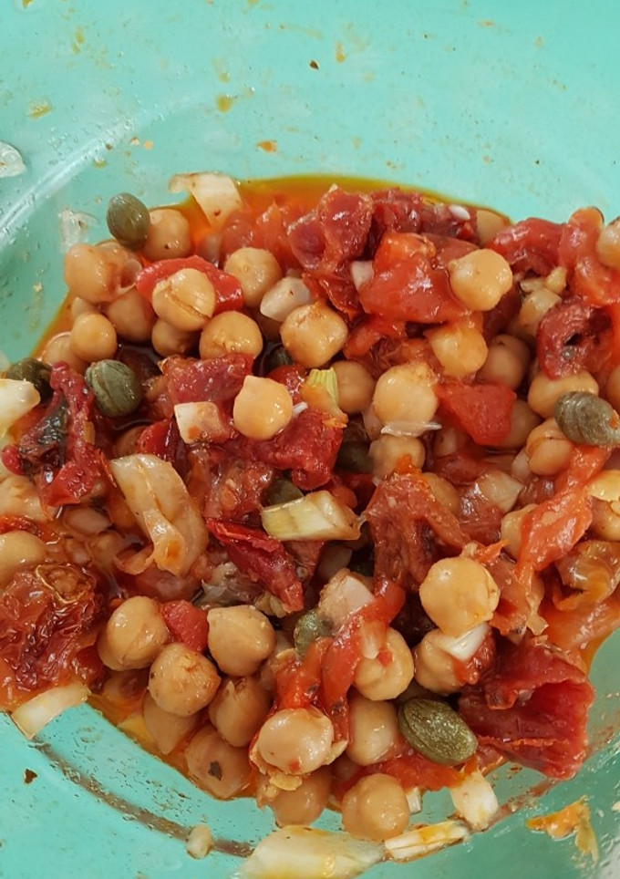 Una foto de Ensalada de garbanzos con tomates secos