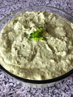 Una foto de Dip de brócoli y semillas