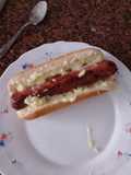 Hot dog con salsa de queso