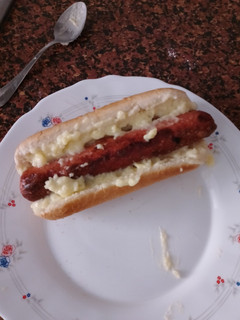 Una foto de Hot dog con salsa de queso
