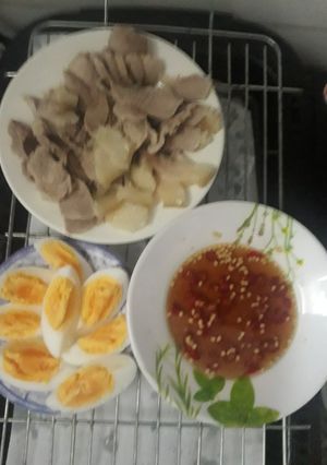 Hình của món Thịt heo luộc ăn với trứng.