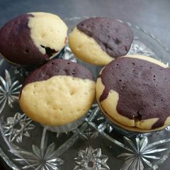 A picture of Mixed cupcakes vanilla and chocolate microwave.