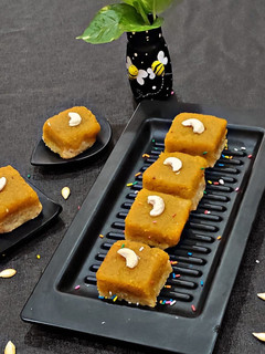 पंपकिन पीनट बर्फी (pumpkin peanut barfi recipe in Hindi) रेसिपी मुख्य फोटो