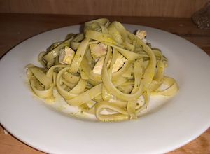 Una foto de Fettuccini verde con pollo
