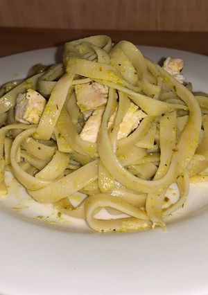 Una foto de Fettuccini verde con pollo