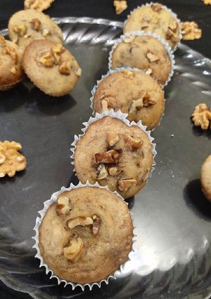 એગલેસ બનાના વોલનોટ મફીન(Eggless Banana Walnut Muffins Recipe in Gujarati) રેસીપી મુખ્ય ફોટો