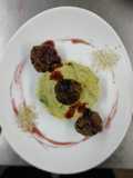 Albóndigas de cordero, salsa de frutos rojos, puré de espinaca