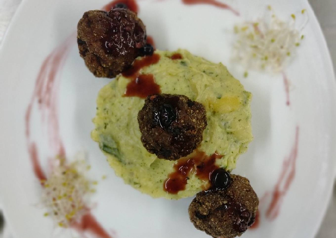 Albóndigas de cordero, salsa de frutos rojos, puré de espinaca