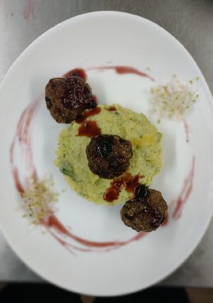 Una foto de Albóndigas de cordero, salsa de frutos rojos, puré de espinaca