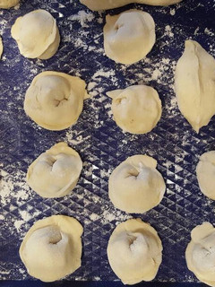 Una foto de Pelmeni (ravioli rusos) con calamar