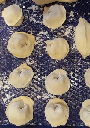 Una foto de Pelmeni (ravioli rusos) con calamar