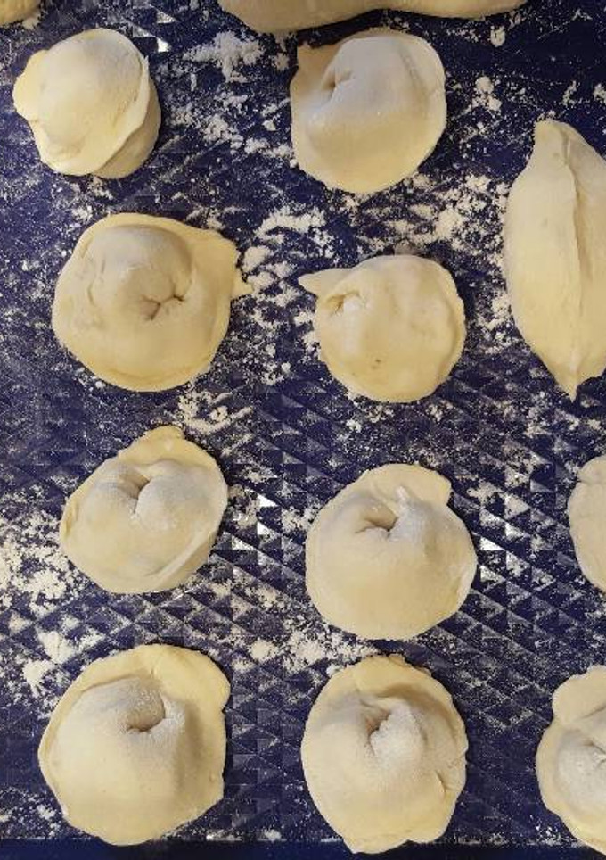 Una foto de Pelmeni (ravioli rusos) con calamar
