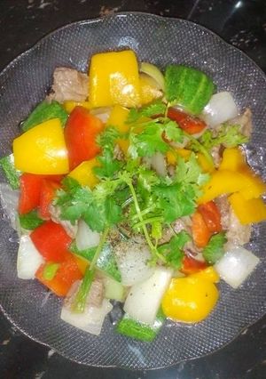 Hình của món Thịt đà điểu xào ngũ sắc (ớt chuông xanh, đỏ, vàng, dưa leo, hành tây).