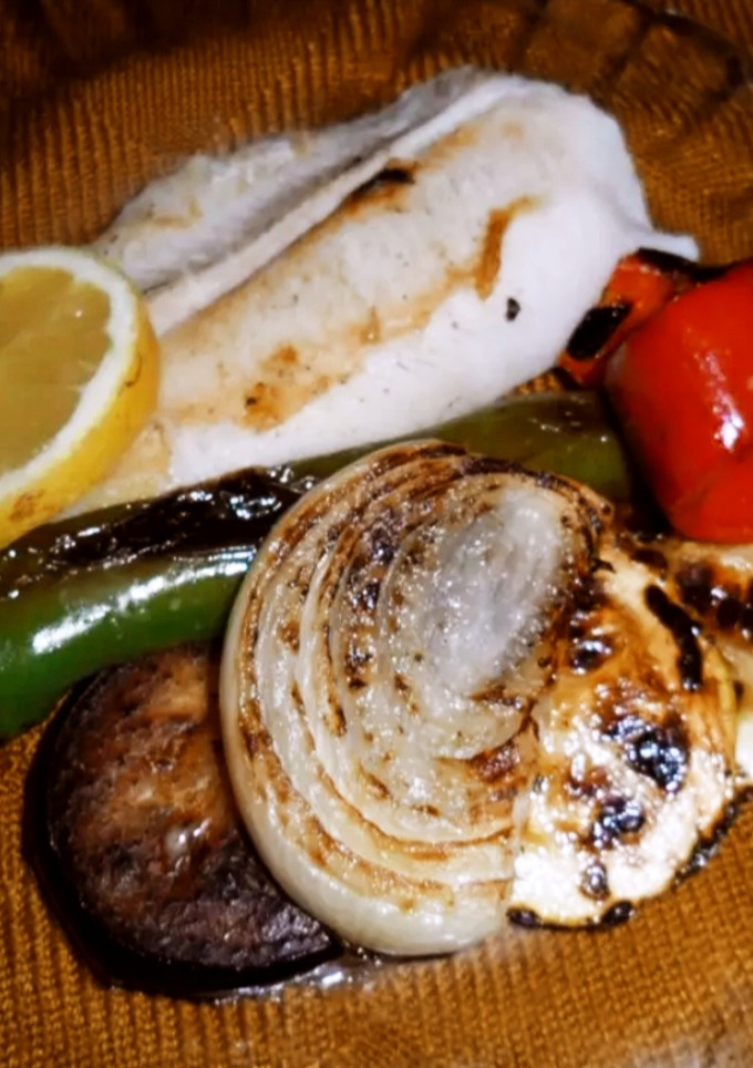 Una foto de Merluza y verduras a la plancha