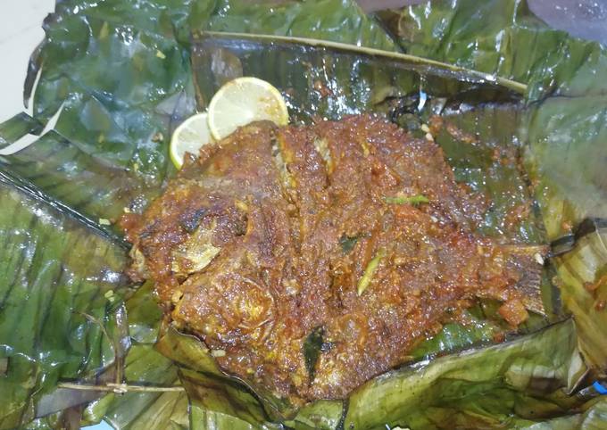Meen pollichathu/ Fish fried in banana leaf wrap
