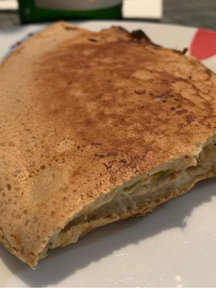 Una foto de Empanada ligera rellena de pollo y queso