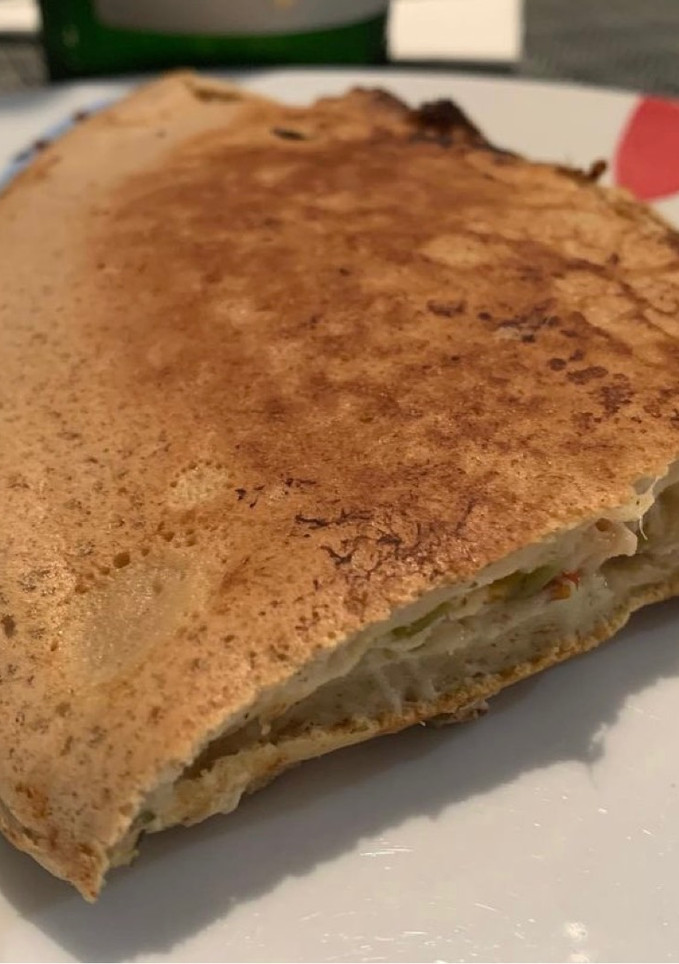 Una foto de Empanada ligera rellena de pollo y queso