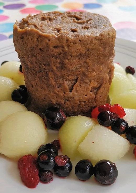 Una foto de Mug Cake de mantequilla de cacahuete y chocolate