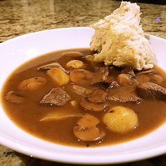 A picture of Fillet steak, mushroom and potato soup.