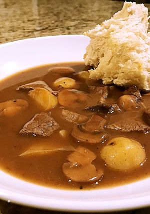 A picture of Fillet steak, mushroom and potato soup.