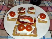 Una foto de canapé de queso fresco