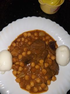 Una foto de Ternera con col y garbanzos
