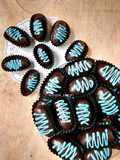 Kurma coklat isi kacang